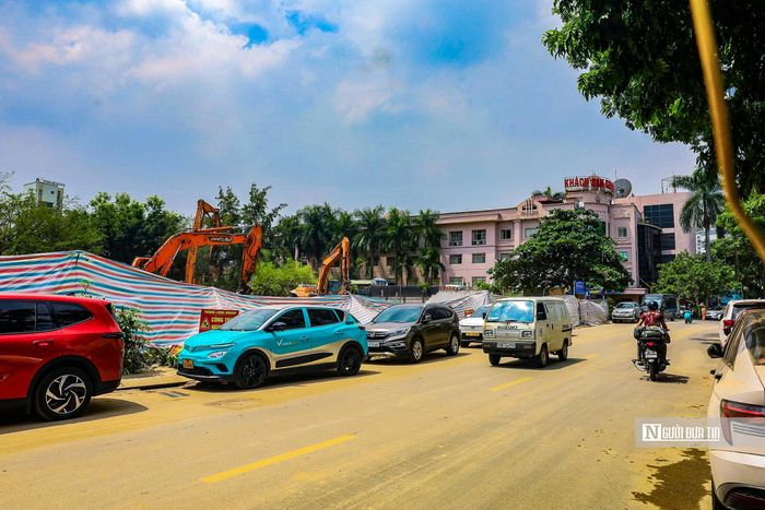 Theo ghi nhận của Người Đưa Tin ngày 23/9, loạt công trình, cơ sở kinh doanh dịch vụ tại khu đất số 5 Đào Duy Anh đang được phá dỡ.