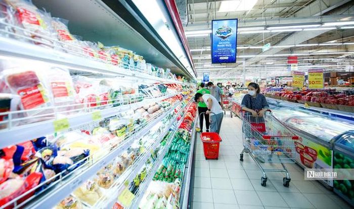 Mặc dù sức mua vẫn hiện hữu nhưng người tiêu dùng đang thận trọng hơn trong quyết định chi tiêu (Ảnh: Hữu Thắng).