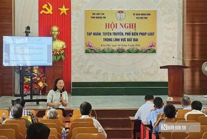 Người dân được giải thích trực tiếp các vướng mắc liên quan đến lĩnh vực đất đai.