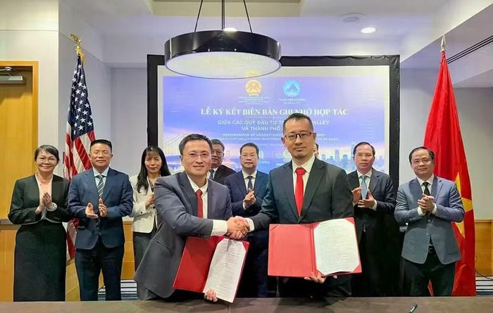 Trung tâm Hỗ trợ khởi nghiệp đổi mới sáng tạo Đà Nẵng và Janus Group trao thỏa thuận hợp tác. Ảnh Startupdanang.vn.
