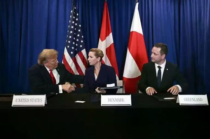 Tổng thống Mỹ Donald Trump bắt tay với Thủ tướng Đan Mạch Mette Frederiksen với sự tham dự của Thủ tướng Greenland Jens-Frederik Nielsen, sau khi hai bên ký kết hiệp ước an ninh tại New York, ngày 22/9. Ảnh: AFP.