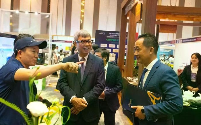 Ông Hồ Quang Bửu, Phó Chủ tịch UBND TP Đà Nẵng trải nghiệm với kính thông minh Rokid tại HORECFEX Vietnam 2026. Ảnh XM.