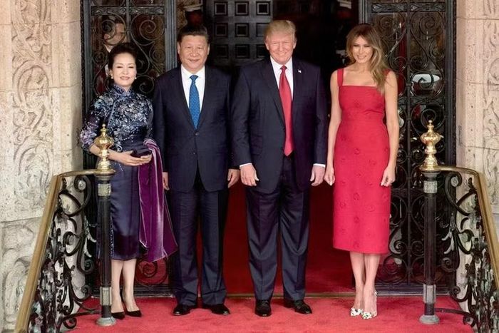 Ngày 6/4/2017, Tổng thống Mỹ Donald Trump và phu nhân Melania Trump chụp ảnh cùng Chủ tịch Trung Quốc Tập Cận Bình và phu nhân Bành Lệ Viện tại lối vào khu nghỉ dưỡng Mar-a-Lago ở Florida. Ảnh: Getty.