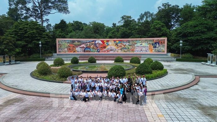 Du khách tham quan, tìm hiểu Bức tranh hoành tráng trong hành trình về nguồn tại Căn cứ Trung ương Cục miền Nam. Ảnh: Giang Phương - TTXVN