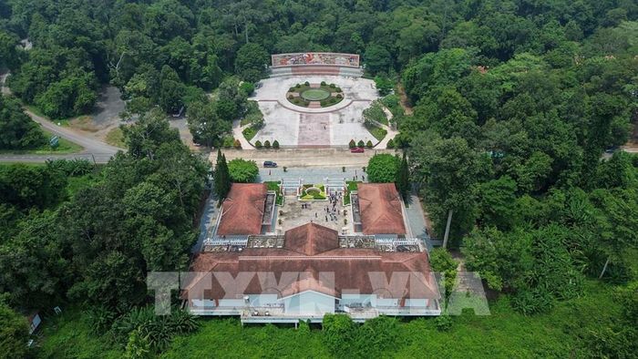 Bức tranh hoành tráng là một trong những điểm nhấn trong không gian Khu Di tích quốc gia đặc biệt Căn cứ Trung ương Cục miền Nam. Ảnh: Giang Phương - TTXVN