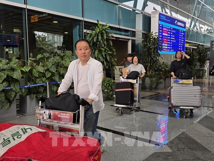 Khách du lịch bằng đường hàng không tại Sân bay quốc tế Đà Nẵng. Ảnh: Trần Lê Lâm - TTXVN