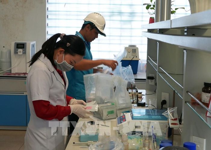 Công nhân đang làm việc tại phòng thí nghiệm của Công ty TNHH Hải Đại (Khu công nghiệp Hòa Phú, xã Phú Quới, tỉnh Vĩnh Long). Ảnh: Phạm Minh Tuấn-TTXVN