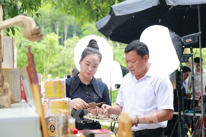 Thông qua các phiên phiên livestream, Mega Live được tổ chức tại vùng sản xuất, sản phẩm OCOP được giới thiệu trực tiếp đến người tiêu dùng. Ảnh: Hữu Quyết – TTXVN