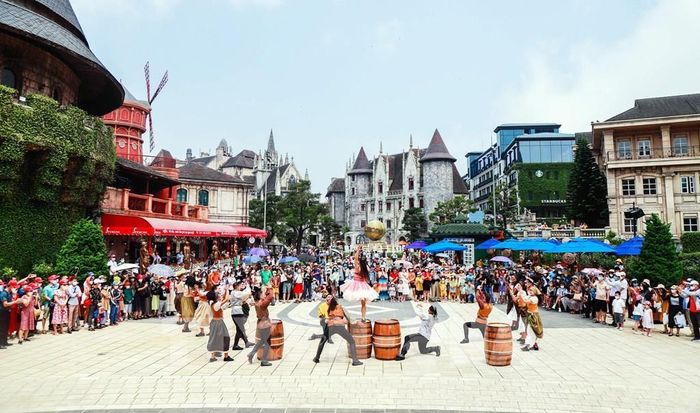 Hoạt động biểu diễn nghệ thuật tại các điểm du lịch ở Đà Nẵng thu hút đông đảo người dân, du khách. Ảnh: Trần Lê Lâm - TTXVN