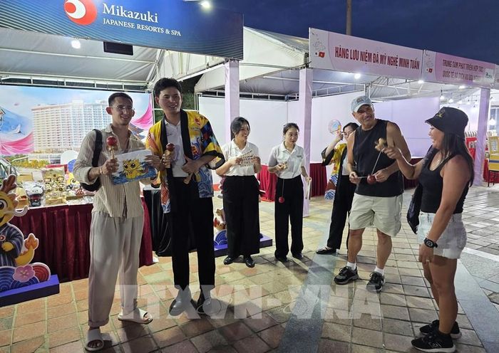 Du khách trải nghiệm các trò chơi tại các khu điểm du lịch đêm ở Đà Nẵng. Ảnh: Trần Lê Lâm - TTXVN