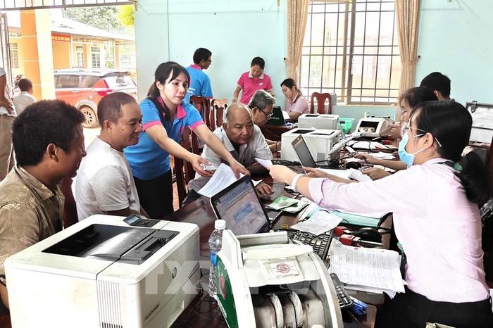 Phòng giao dịch Ngân hàng Chính sách xã hội Phú Riềng giải ngân vốn cho người dân xã Phú Trung (Đồng Nai) . Ảnh: K GỬIH-TTXVN