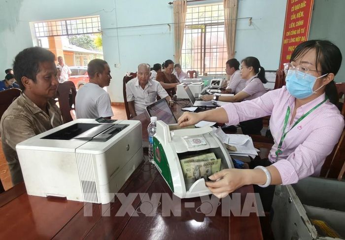 Phòng giao dịch Ngân hàng Chính sách xã hội Phú Riềng giải ngân vốn cho người dân xã Phú Trung (Đồng Nai). Ảnh: K GỬIH-TTXVN