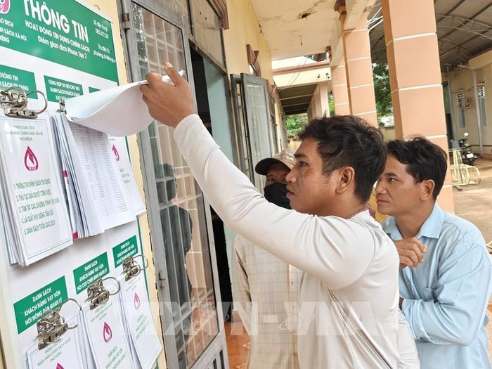 Người dân xã Phú Trung tìm hiểu thông tin về nguồn vốn chính sách. Ảnh: K GỬIH-TTXVN