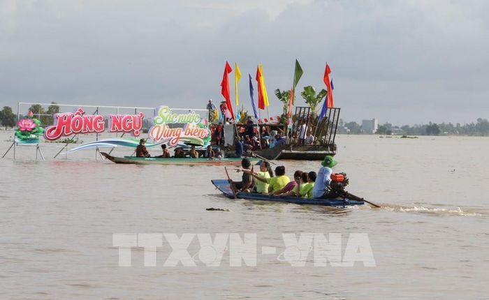 Du khách trải nghiệm du lịch sông nước vùng biên Hồng Ngự (Đồng Tháp). Ảnh: Hồng Thái - TTXVN