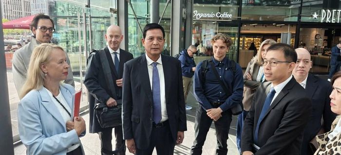 Đoàn công tác Bộ Xây dựng đã khảo sát thực tế tại Nhà ga Trung tâm Berlin (Berlin Hauptbahnhof). Ảnh: Bnews/vnanet.vn phát