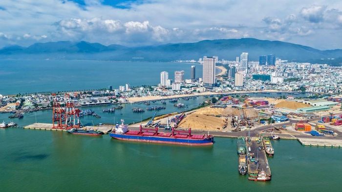 Hoạt động tại Cảng Quy Nhơn. Ảnh: Quang Thái/TTXVN