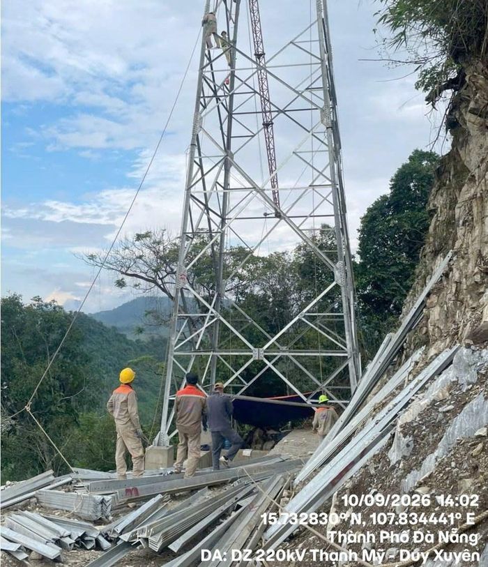 Thi công Dự án đường dây 220kV Thạnh Mỹ - Duy Xuyên. Ảnh: Thắng Trung/BNEWS/TTXVN