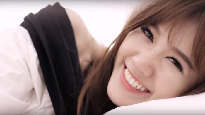 Hari Won trong MV Anh cứ đi đi, ca khúc từng được mệnh danh hit quốc dân sau khi ra mắt.