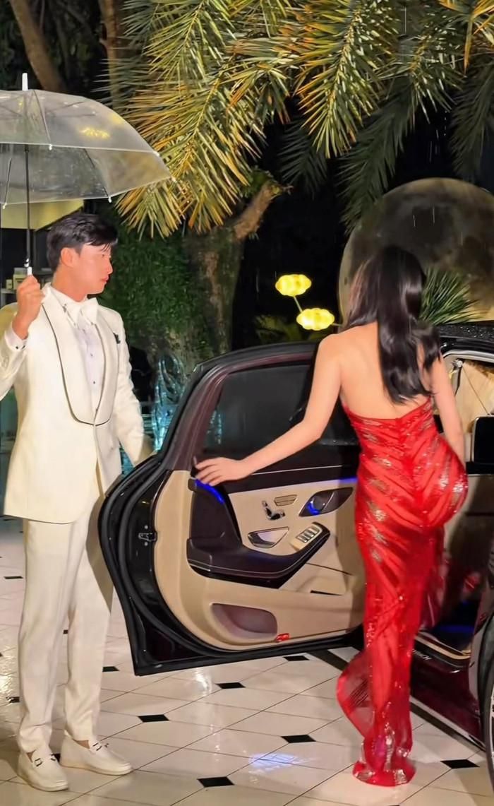 Khán giả hài hước "bắt lỗi" Quốc Trường che ô nhưng lại khiến Ngọc Trinh bị ướt mưa. 
