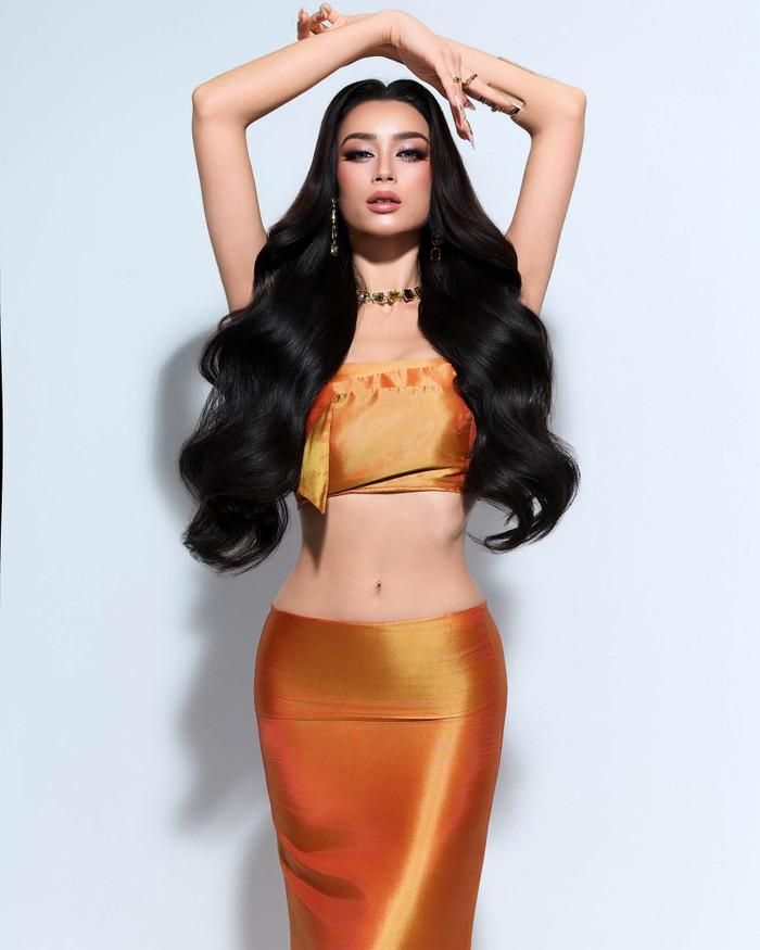 Emoura Phạm ghi điểm với phong thái tự tin, kỹ năng ngoại ngữ lưu loát khi tham gia Miss Grand International 2026.