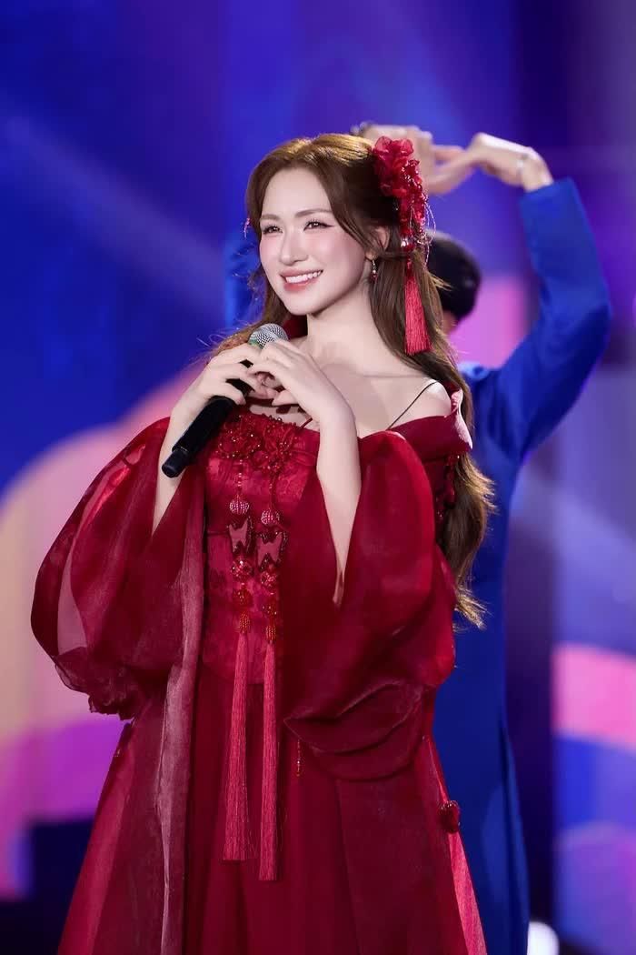 Hòa Minzy gọi đây là một phần ước mơ được thực hiện khi có cơ hội mang âm nhạc đến phục vụ bà con quê hương hoàn toàn miễn phí.