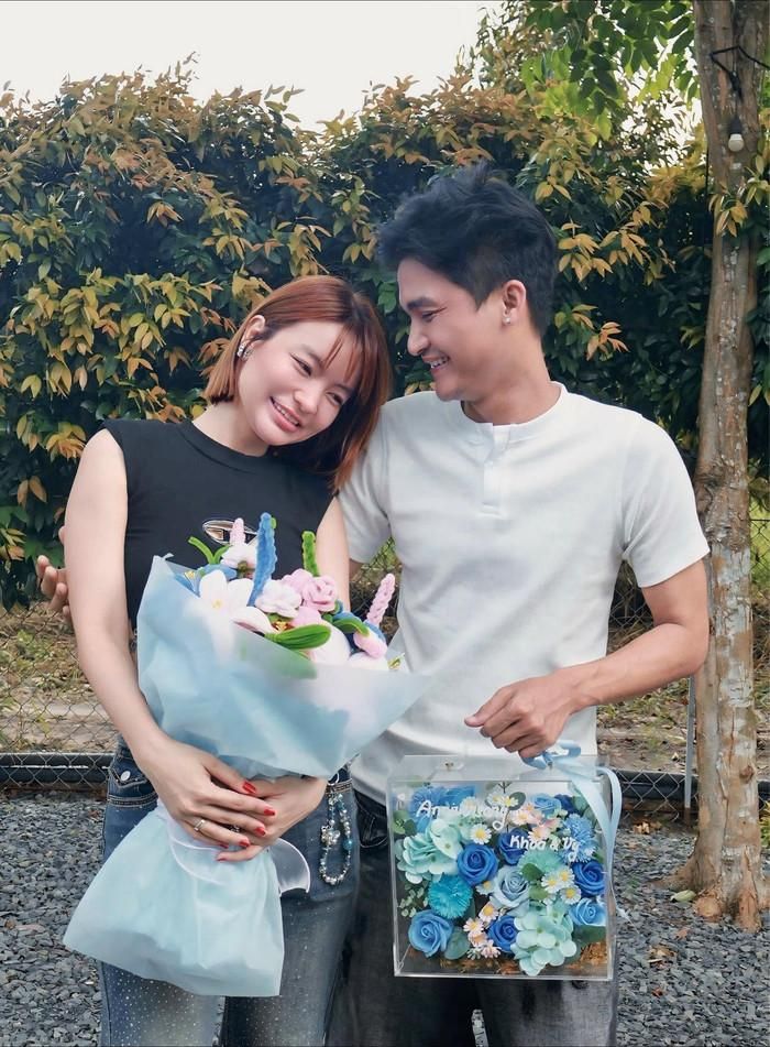 Mạc Văn Khoa và vợ thường xuyên chia sẻ những khoảnh khắc hạnh phúc đời thường. Ảnh: FBNV