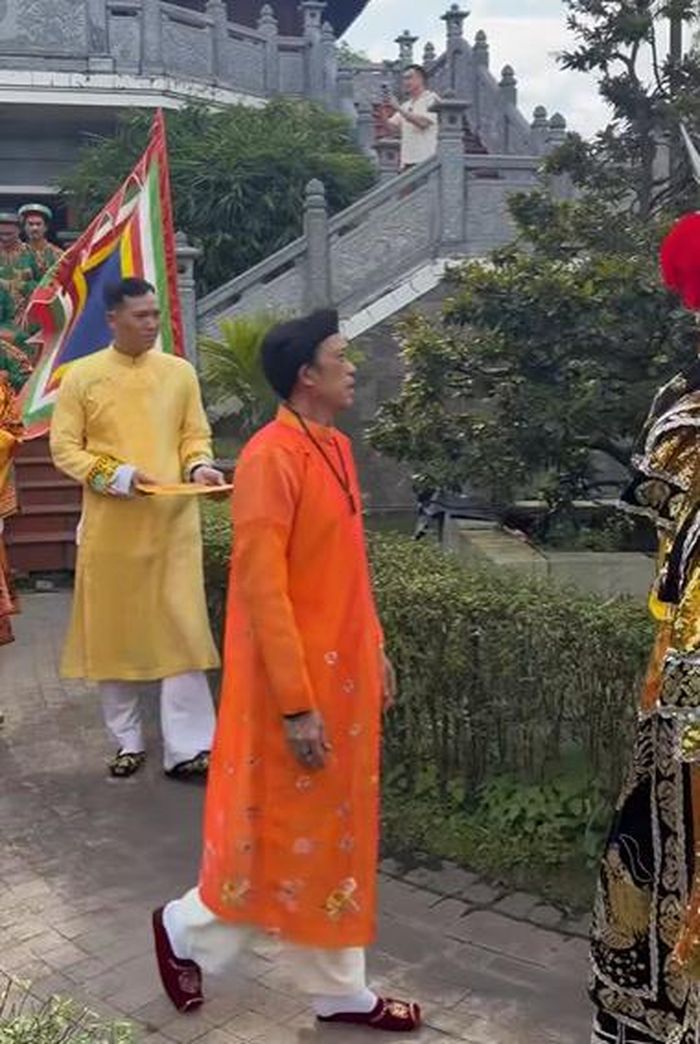 NSƯT Hoài Linh lúc làm lễ thờ Tổ. Ảnh: FBNV