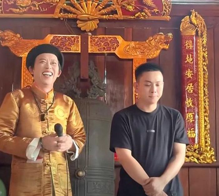 NSƯT Hoài Linh song ca cùng Hoài Lâm tại Đền Thờ Tổ.