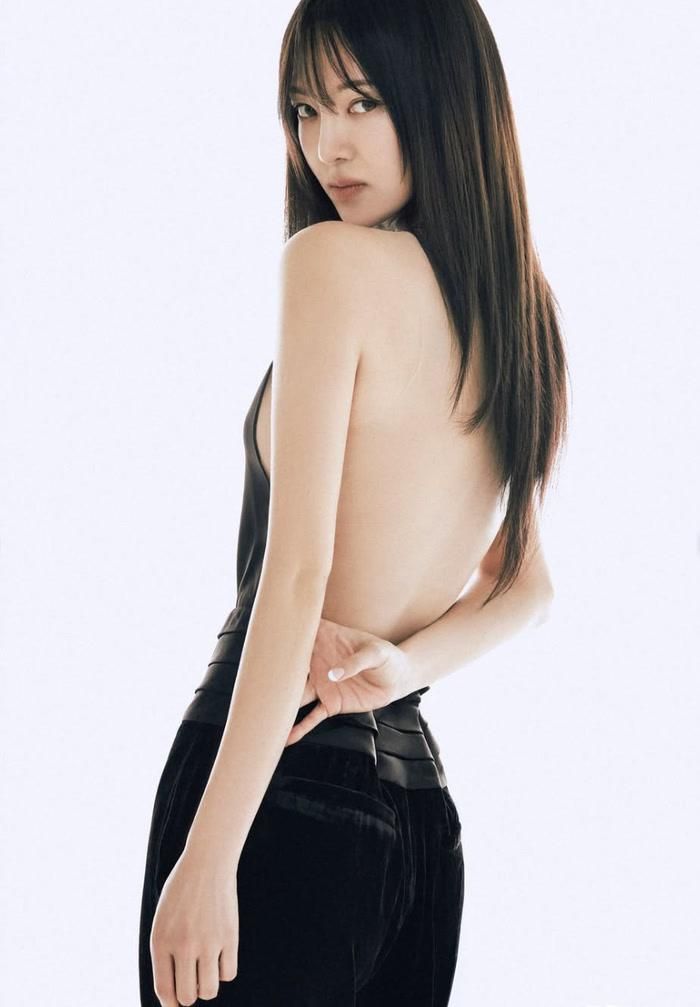 Hyoyeon (SNSD) thu hút sự chú ý khi khoe loạt ảnh thời trang mới với phong cách táo bạo.