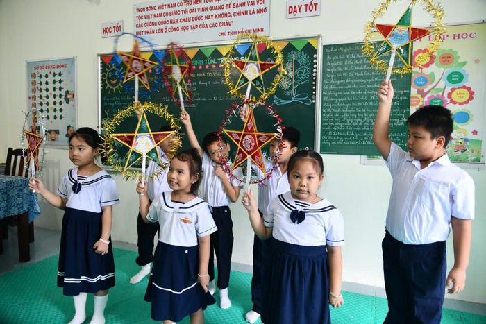 Các cháu thiếu nhi đảo Sinh Tồn tập luyện tiết mục văn nghệ để biểu diễn trong Tết Trung thu trên đảo.