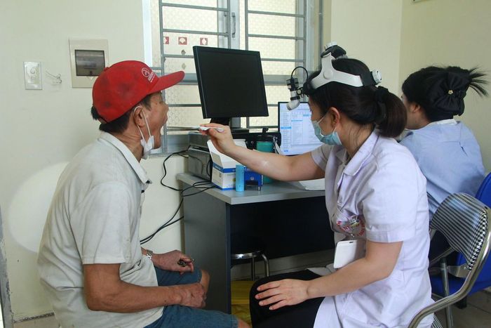 Người dân đang được khám sức khỏe tại Trung tâm y tế xã.