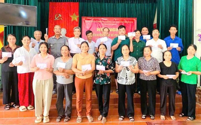 Những phần quà được trao cho người có câu trả lời đúng tại Hội nghị truyền thông phòng, chống tác hại của thuốc lá tổ chức tại xã Liên Minh, tỉnh Ninh Bình.