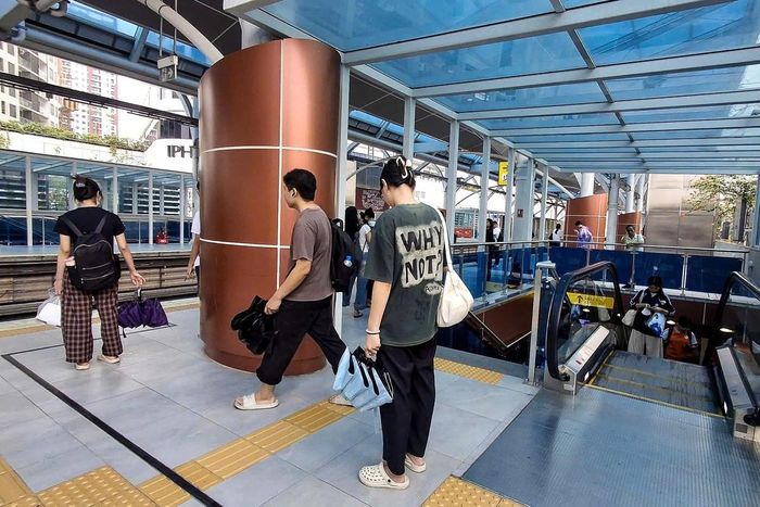 thì tàu điện trên cao lại trở thành lựa chọn tối ưu, đặc biệt với người dân sinh sống, học tập, làm việc quanh tuyến metro. Ảnh: Quế Thanh