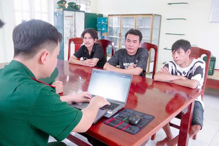 Cán bộ đồn Biên phòng Trung Bình nắm bắt thông tin nguyên nhân tàu cá gặp nạn từ các ngư dân.