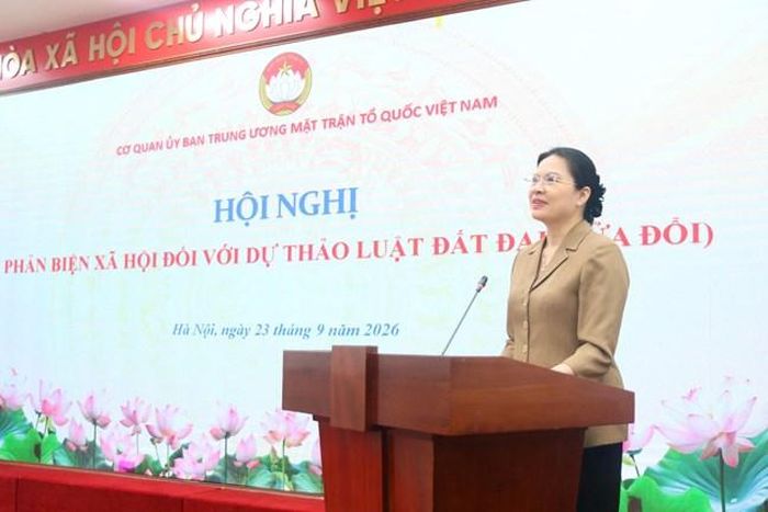 Bà Hà Thị Nga - Ủy viên Trung ương Đảng, Phó Chủ tịch - Tổng Thư ký Ủy ban Trung ương MTTQ Việt Nam phát biểu kết luận Hội nghị