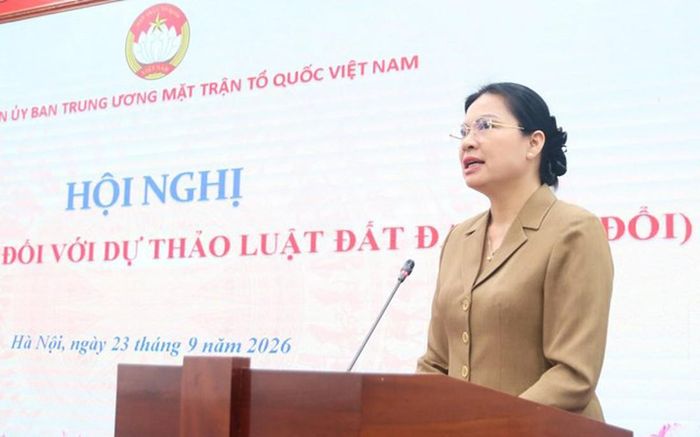 Bà Hà Thị Nga, Ủy viên Trung ương Đảng, Phó Chủ tịch - Tổng Thư ký Ủy ban Trung ương MTTQ Việt Nam, phát biểu khai mạc Hội nghị