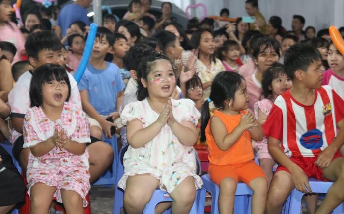 Các em nhỏ háo hức tham dự chương trình “Chuyến xe Thanh Bình – Đem trăng về khu trọ”.