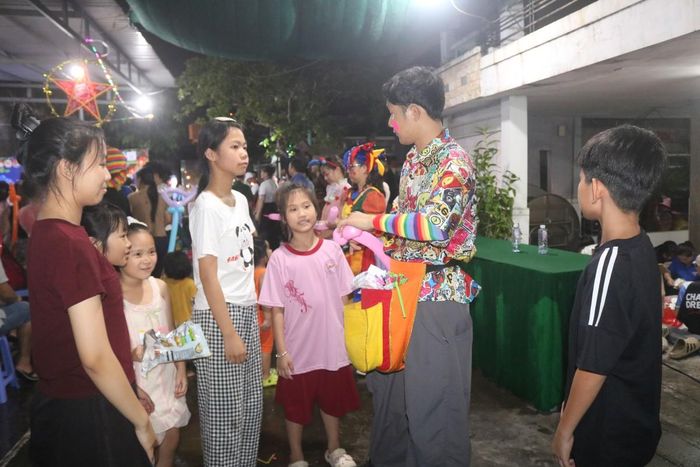 Chú hề tặng bong bóng tạo hình cho trẻ.