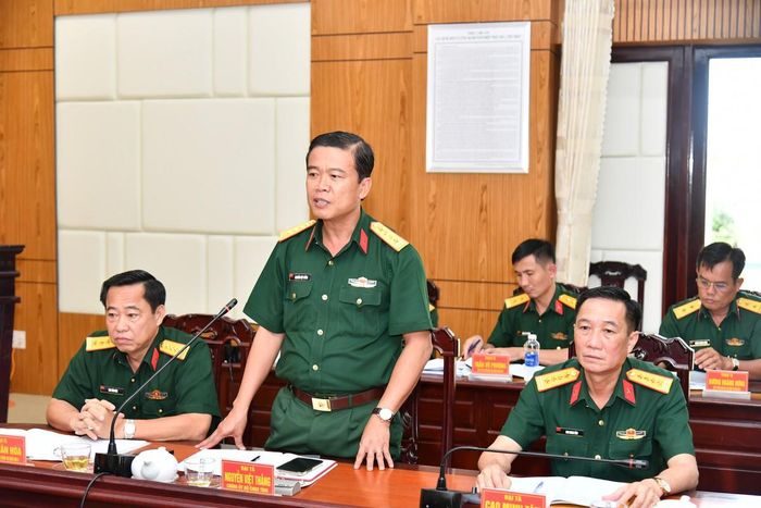 Đại tá Nguyễn Việt Thắng, Chính ủy Bộ CHQS tỉnh An Giang, phát biểu tại hội nghị.
