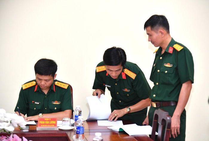 Đoàn công tác Cục tuyên huấn kiểm tra các văn bản triển khai thực hiện Đề án 1219.