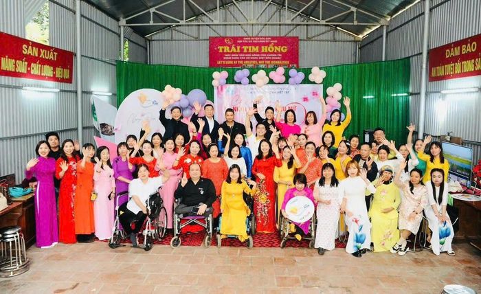 Các thành viên HTX Trái tim hồng Hà Nội được tham gia lớp học kỹ năng số bán hàng livestream, sản xuất video ngắn...