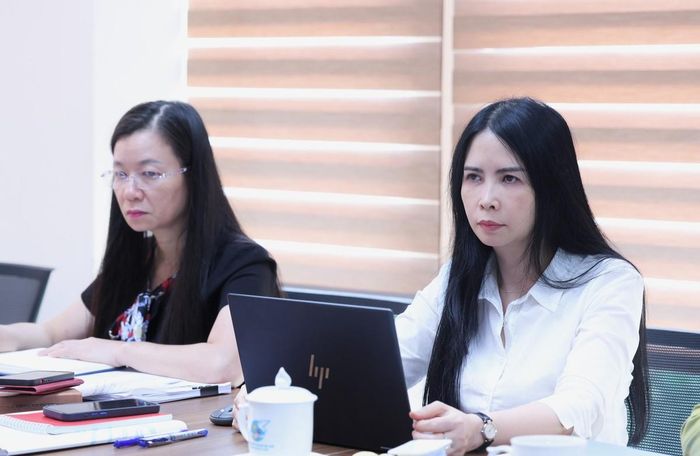 Bà Trần Lan Phương (bên phải), Phó Bí thư Thường trực Đảng ủy, Phó Chủ tịch Thường trực Hội LHPN Việt Nam, Đại biểu Quốc hội khoá XVI và bà Nguyễn Thị Thu Hiền, Phó Chủ tịch Hội LHPN Việt Nam, tham dự phiên họp.