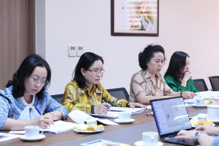 Các thành viên hội đồng làm việc công tâm, kỹ càng trong đánh giá các hồ sơ