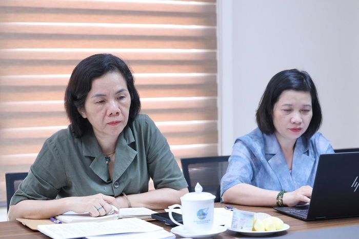 Bà Nguyễn Thị Minh Hương (bên trái), Phó Chủ tịch Hội LHPN Việt Nam, tham dự cuộc họp