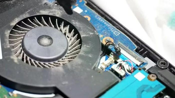 Khi CPU và GPU đều sử dụng ít tài nguyên mà quạt vẫn liên tục chạy hết công suất, bụi bẩn bên trong là một trong những yếu tố cần được xem xét
