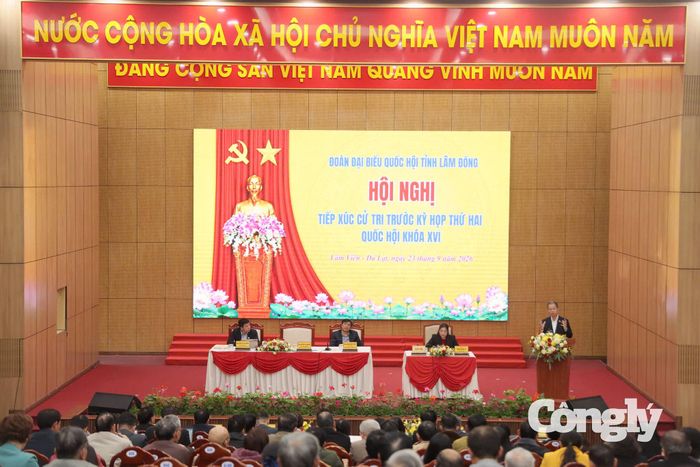 Bí thư Trung ương Đảng, Chánh án TANDTC Nguyễn Văn Quảng trao đổi, giải đáp các nội dung cử tri quan tâm.