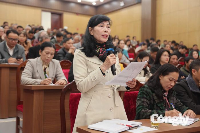 Cử tri Lê Thị Thanh Phụng, Trưởng Ban công tác mặt trận tổ dân phố Phù Đổng Thiên Vương, Phường Lâm Viên - Đà Lạt ý kiến tại hội nghị.