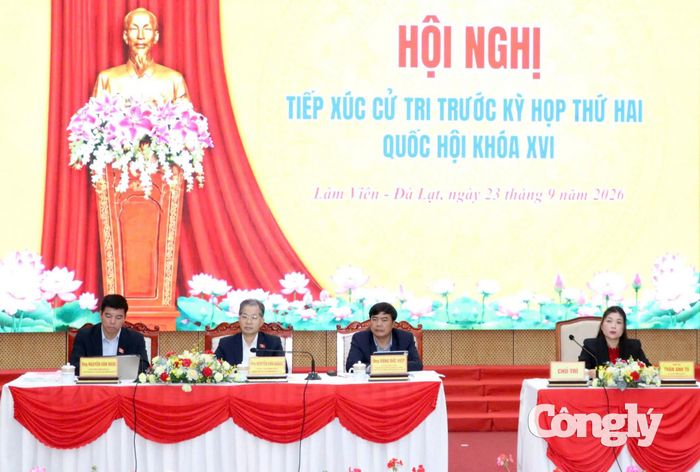 Các đại biểu Quốc hội tham dự hội nghị tiếp xúc cử tri