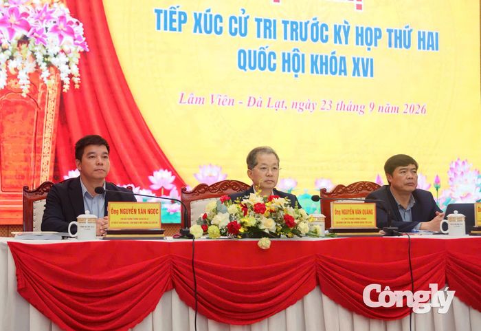 Bí thư Trung ương Đảng, Chánh án TANDTC Nguyễn Văn Quảng cùng các đại biểu Quốc hội tham dự hội nghị.