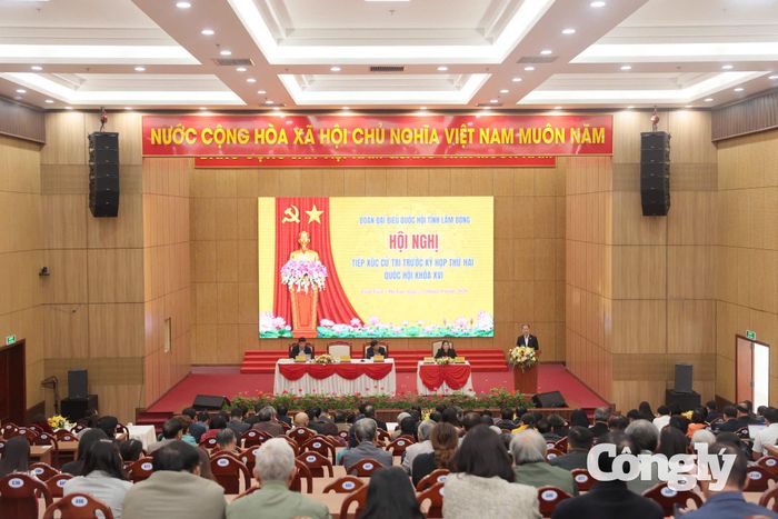 Chánh án Nguyễn Văn Quảng trao đổi, giải đáp các nội dung cử tri quan tâm.